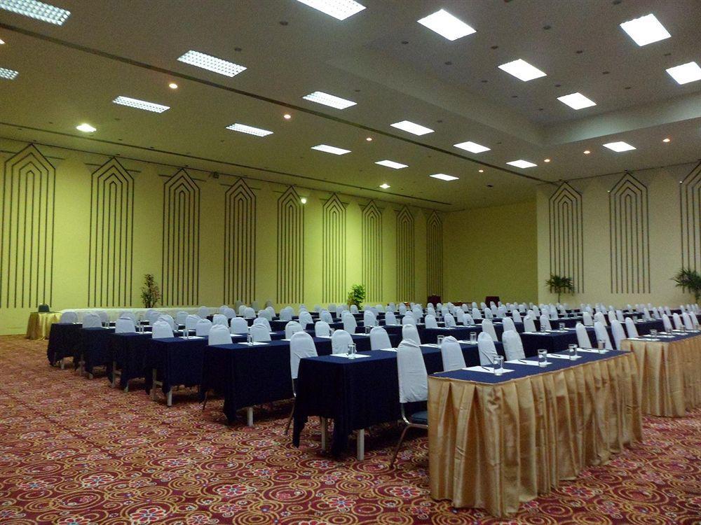 Sun City Pattaya Hotel Extérieur photo