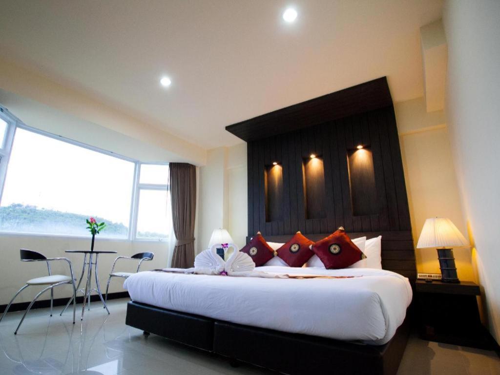 Sun City Pattaya Hotel Extérieur photo