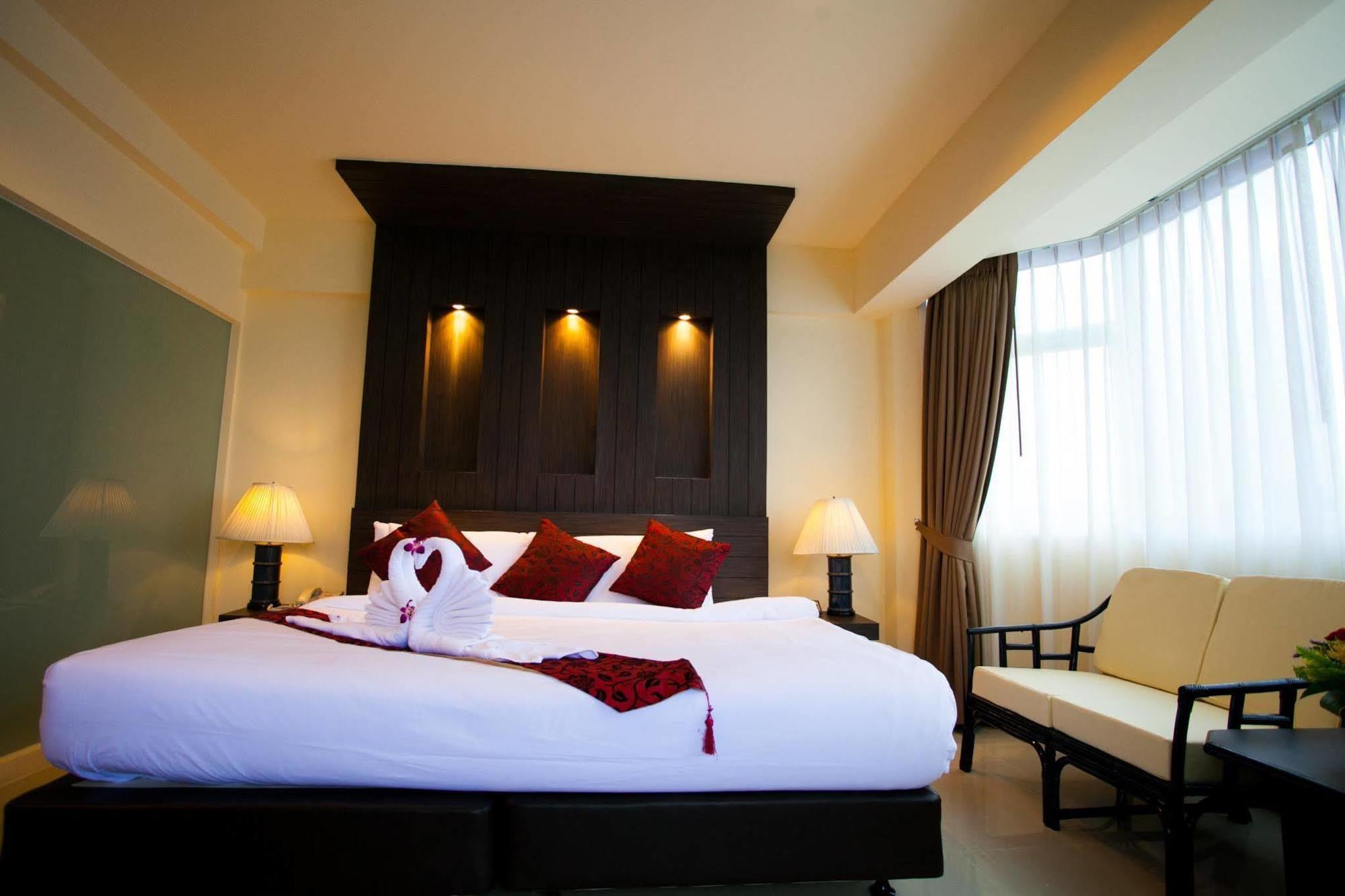Sun City Pattaya Hotel Extérieur photo